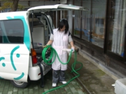 入浴車へホースで給水の準備